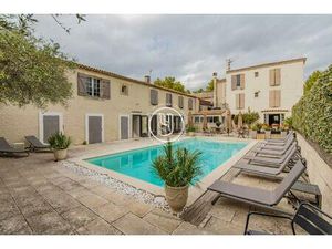 Dans un village prisé  plein centre  une vaste demeure