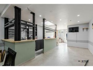 Centraal gelegen handelsruimte met duplex appartement in Sint-Niklaas