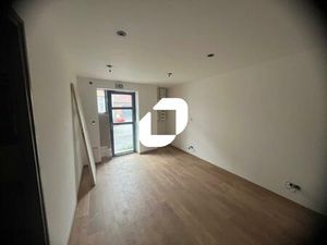 A LOUER  LOCAUX REFAITS A NEUF