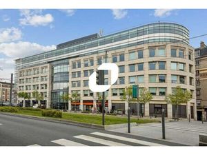 A LOUER  ENTIEREMENT RENOVES/TRANSPORTS AU PIED DU BATIMENT