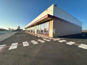 Cellules commerciales / Showroom à BOURGES - A VENDRE OU A LOUER - 1 100 m² divisibles à p