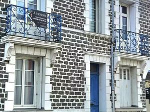 A 600M Du Marche/ 6 Chambres/ Parkings