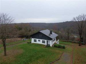 Villa casco sur près de 30 ares surplombant la vallée