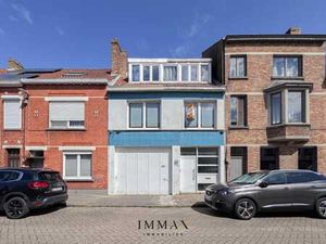 Maison civile avec grand garage  nombreux rangements.