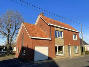 landelijke woning met bijgebouwen en grond in Diksmuide-W...