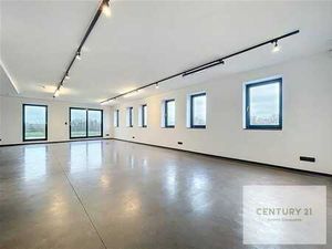 Belle surface de bureaux d'un petit immeuble récent