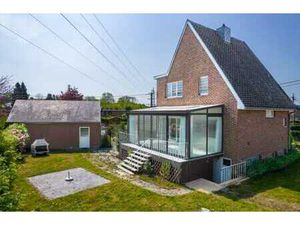 Agréable maison avec garages et jardin