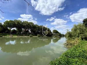 Très agréable maison entièrement rénovée sur les bords de Marne avec berges privées
