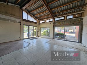 MURS COMMERCIAUX DANS ARTERE PASSANTE AVEC VITRINES ET 3 PL