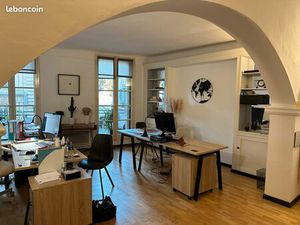 Bureau lumineux 29 m² – Centre historique Aix-en-Provence  face à la mairie