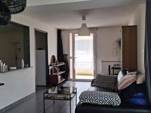 Appartement de 62 m² en rez-de-chaussée avec cour privative et stationnemen