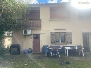 Maison mitoyenne d’un côté avec garage jardin de 300m3 et abris de jardin