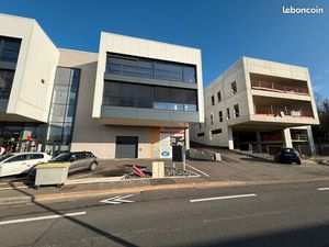 Atelier / showroom / espace de vente avec bureaux à vendre à Limonest Techlid