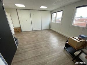 Bureau lumineux et au calme côté cour