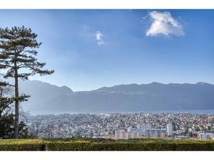 Au calme  vue dégagée sur le lac  les montagnes et la ville