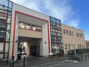 Locaux d'activite independants a vendre ou a louer a Nanterre avec hauteur sous plafond
