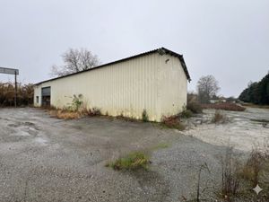 Local d'activité avec grand terrain