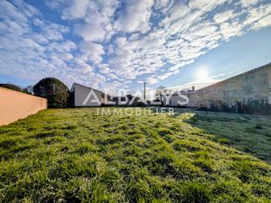 Terrain à bâtir de 900 m2 avec grange (toiture récente)