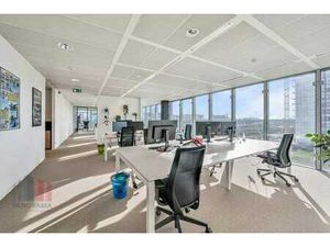 1.005 m² de bureaux prêts à l'emploi à un emplacement de ...