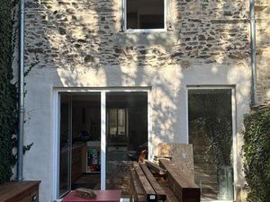 Maison dans la forêt à côté d’un lac