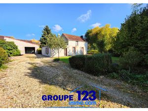 Maison avec fort potentiel  grand garage et jardin clos