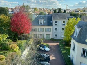 Loue appartement 3 chambres et 1 bureau de 125 m2 bon état