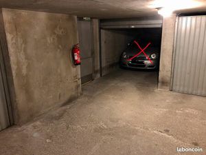 Demi box fermé pour moto ou garde meuble