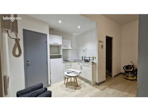 Uzes CV part loue studio meublé