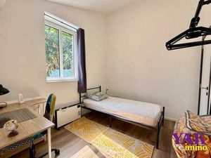 Chambre meublée avec salle-de-douches privative