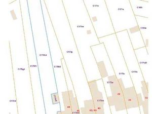 À Vendre : Terrain à bâtir avec 3 garages et 1 remise !