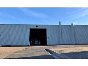 Entrepôt avec bureau à louer sur site industriel à Malle
