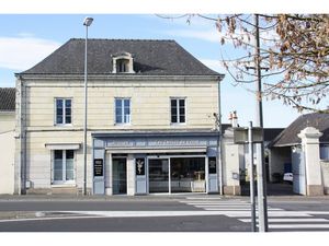 Situé au coeur de Beaumont en Véron local commercial compren