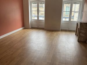 Bureau ou local professionnel de 67 m² situé au 1er étage 3 cours Portal à Bordeaux.