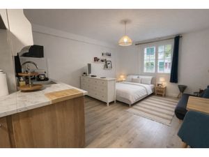 Studio moderne avec cuisine et coin nuit