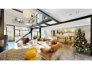 NICE - RUE DE FRANCE : CHARMANT TRIPLEX 6 PIÈCES TRAVERSANT AVEC TERRASSE ET PARKING