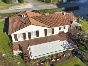 Belle maison avec piscine sur LAUZUN