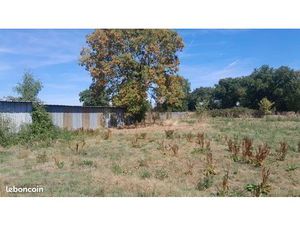 TERRAIN 7700 m2 avec bâtiment 100m2 et eau