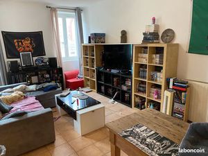 F3 avec très grand salon dans logement calme avec parking et pompe à chaleur