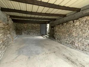 A vendre  garage double avec jardinet clôturé.