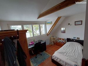 Chambre meublée dans une maison