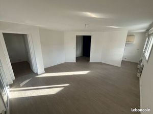 Grand T2 avec balcon. Quartier Beauvallon