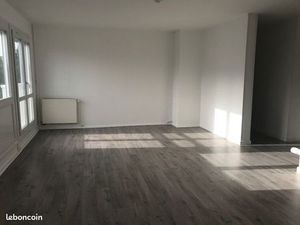 835 charges comprises Appartement 3 pièces 67 m2