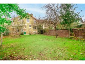 Grande meulière familiale  centrale et indépendante