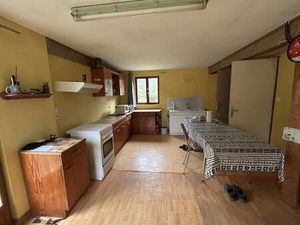 Bâtiment comprenant un logement 3 pièces de 81 m2 + 2 locaux de 365 m2