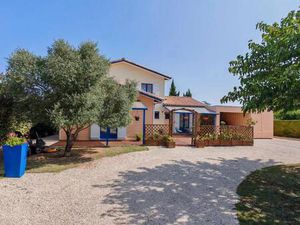 Charmante propriété en bois avec piscine et jardin paysager