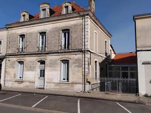Maison de ville avec 5 chambres et espace commercial
