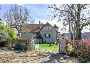 Ancien corps de ferme à rénover avec 9 ha de terrain et des belles vues