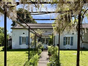 Maison de caractère en pierre située dans un petit village