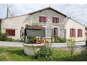 Maison Charentaise avec atelier  abri 2 voitures  dependance à renover