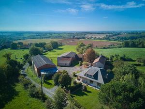 Ensemble de deux maisons habitables  des dépendances  du terrain et des bois